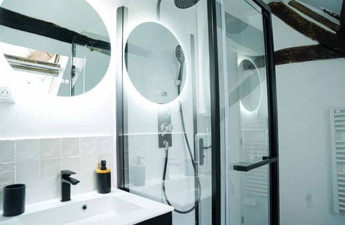 Cormeilles-en-Parisis Apartment | Chalet Lutétia, Spa & Confort
