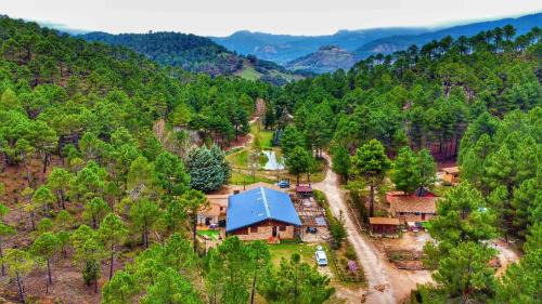 Riopar Ski Chalet | Chalet lujo en finca Zafiro lagunazo Riopar 5 o 3 dormitorios y 3 Baños Parque Natural del Rio Mundo