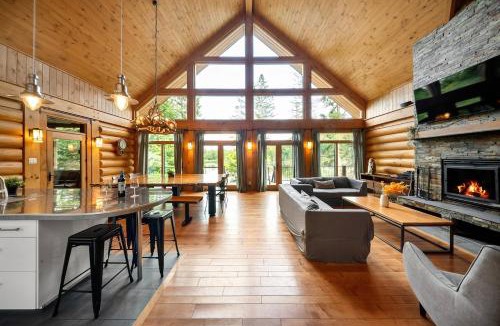 Pine Hill Ski Chalet | Chalet Mazama - Private Lake - Hot Tub - 16P