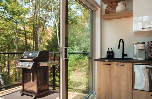 Sainte-Beatrix Ski Chalet | Chalet MonVue – Spa & Serenity in Nature