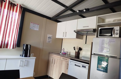 Evron Ski Chalet | Chalet Morea, in a small campsite close to shops