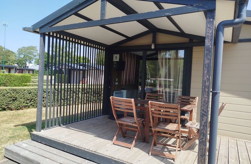Evron Ski Chalet | Chalet Morea, in a small campsite close to shops