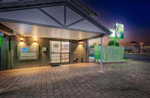 Bundaberg West Hotel | Chalet Motor Inn