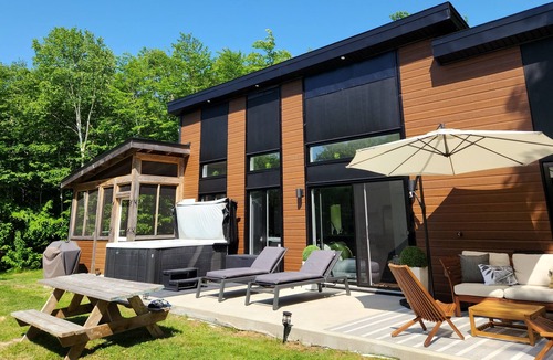 Chertsey Ski Chalet | Chalet Orkidea ᪥ Hot Tub, Lake Access, Kayaks ♥
