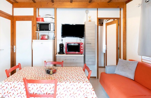 Hasparren Ski Chalet | Chalet 'Ortalon - Hasparren' with Shared Pool, Wi-Fi, and Air Conditioning