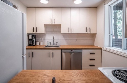 Orford Ski Chalet | Chalet Oslo, Turn Key Amenities + Pet Friendly + Dedicated Workspace with Hi Speed WiF