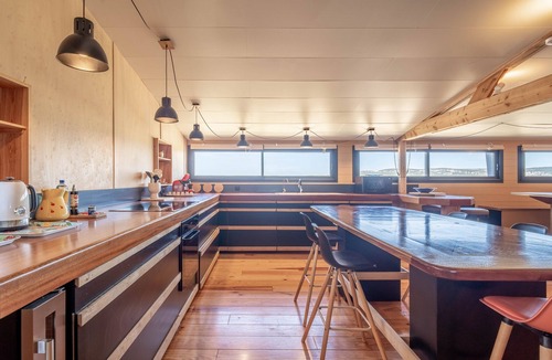Gruissan Apartment | Chalet 'Passion Loft' with Sea View, Private Terrace, and Wi-Fi