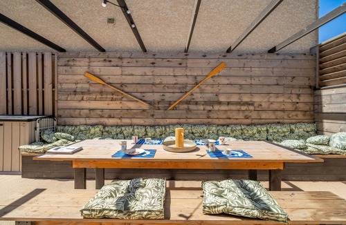 Gruissan Apartment | Chalet 'Passion Loft' with Sea View, Private Terrace, and Wi-Fi