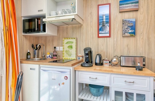 Guerande Ski Chalet | Chalet 'Petit - Tiny House' with Private Terrace, Shared Garden and Wi-Fi