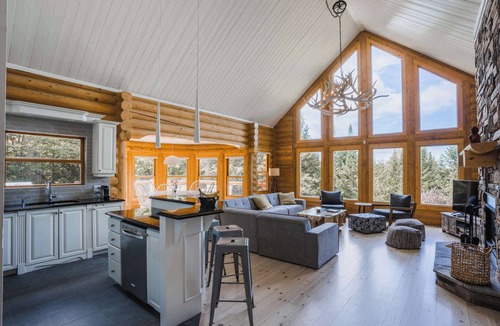 Fiddler Lake Resort Ski Chalet | Chalet Red Deer at Fiddler Lake with Spa, Sauna, and Private Pool