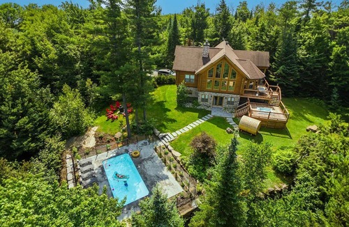 Fiddler Lake Resort Ski Chalet | Chalet Red Deer at Fiddler Lake with Spa, Sauna, and Private Pool