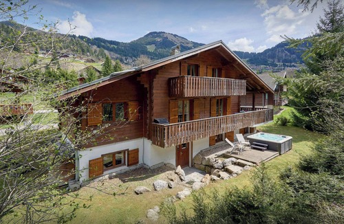 La Chapelle-d'Abondance Ski Chalet | Chalet Rochamour - mountain holiday for 14 with spa - OVO Network