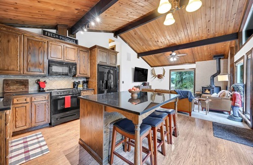 Marmot House | Chalet Seraphina - Cozy Pet Friendly Hot tub