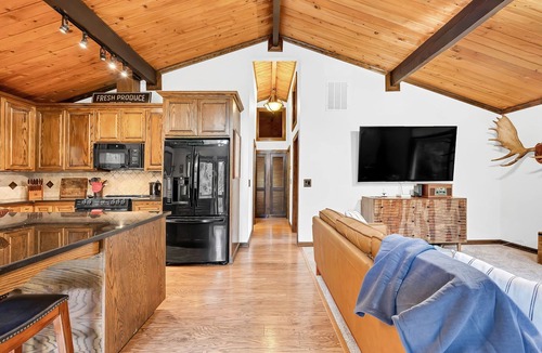 Marmot House | Chalet Seraphina - Cozy Pet Friendly Hot tub