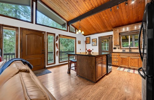 Marmot House | Chalet Seraphina - Cozy Pet Friendly Hot tub