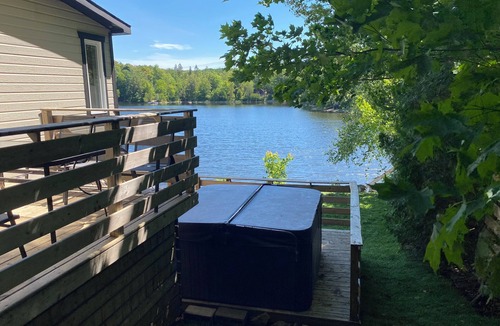Saint-Calixte Ski Chalet | Chalet Shadow - spa - lakeside swimming - fireplace - paddleboard - beach