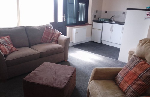 Lydd Ski Chalet | Chalet - Sleeps 4 - Parking - Garden