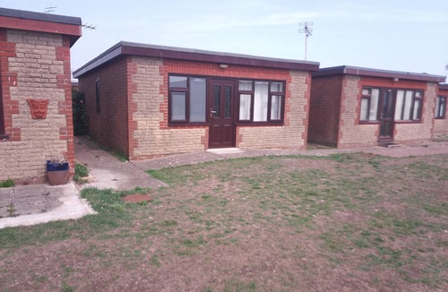 Lydd Ski Chalet | Chalet - Sleeps 4 - Parking - Garden