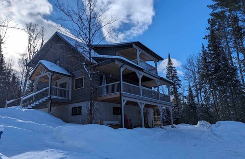 Leslie-Clapham-et-Huddersfield Cottage | Chalet St-Aubin : Luxurious Lakeside Log Home