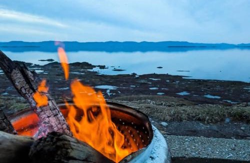 Cap-Saint-Ignace Ski Chalet | Chalet Studio #3 Waterfront with Spa, Fireplace & Wifi