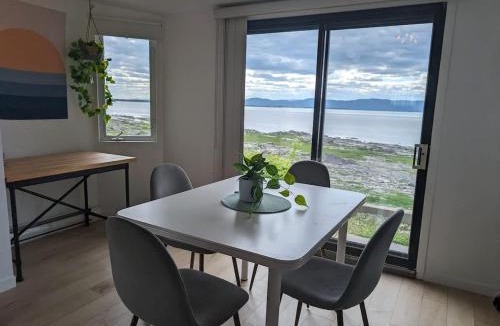 Cap-Saint-Ignace Ski Chalet | Chalet Studio #5 Waterfront with Spa, Fireplace & Wifi
