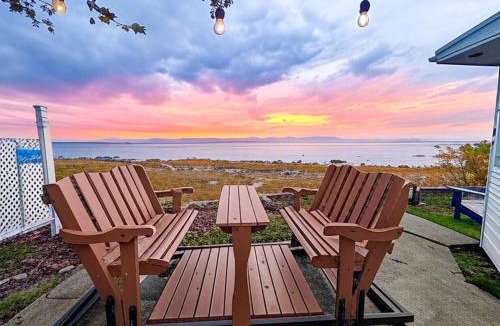 Cap-Saint-Ignace Ski Chalet | Chalet Studio #6 Waterfront with Spa, Fireplace & Wifi