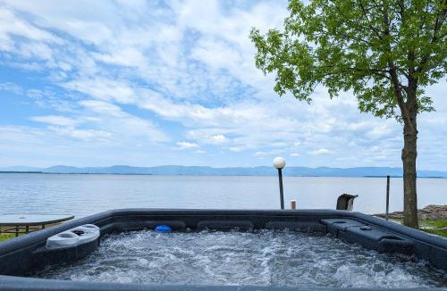 Cap-Saint-Ignace Ski Chalet | Chalet Studio #6 Waterfront with Spa, Fireplace & Wifi