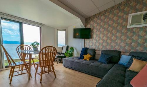 Cap-Saint-Ignace Ski Chalet | Chalet Studio #6 Waterfront with Spa, Fireplace & Wifi