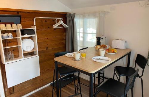 Unterseen Apartment | Chalet Studio Apartment with Aircon
