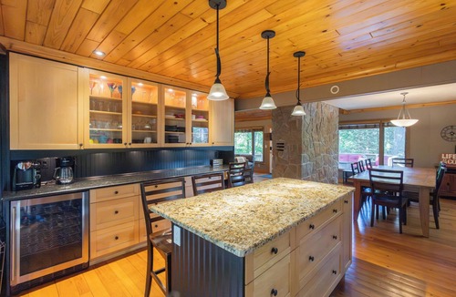 Grand Bend Cottage | Chalet style Spacious 4BR/3BA, steps from the beach nMulti-family, pet friendly