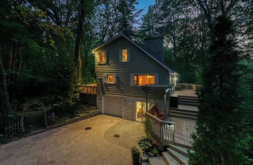 Grand Bend Cottage | Chalet style Spacious 4BR/3BA, steps from the beach nMulti-family, pet friendly