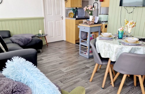 Llansaint Ski Chalet | Chalet Ty Lilli Wen Sleep 6