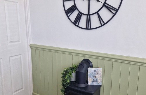 Llansaint Ski Chalet | Chalet Ty Lilli Wen Sleep 6