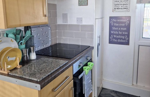 Llansaint Ski Chalet | Chalet Ty Lilli Wen Sleep 6