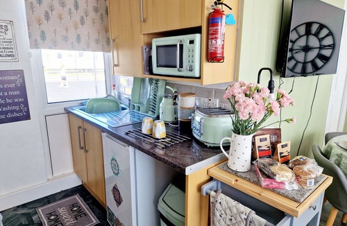 Llansaint Ski Chalet | Chalet Ty Lilli Wen Sleep 6