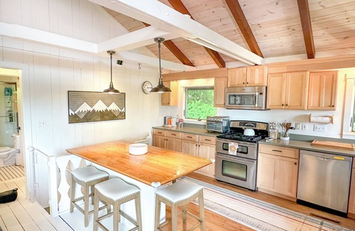 Waitsfield House | Chalet Valhalla with Hot Tub right next to Sugarbush Resort
