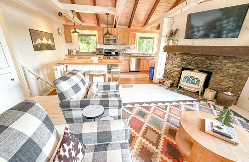 Waitsfield House | Chalet Valhalla with Hot Tub right next to Sugarbush Resort