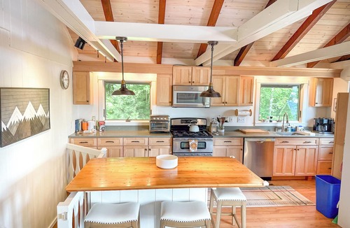 Waitsfield House | Chalet Valhalla with Hot Tub right next to Sugarbush Resort