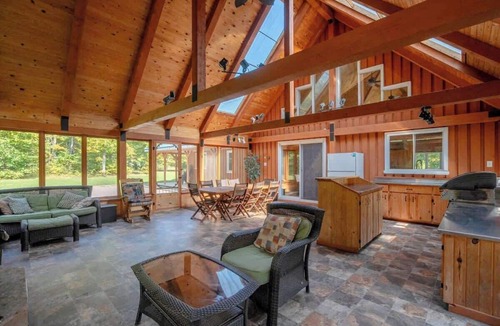 Saint-Raymond Cabin | Chalet w/Pool Table, Fireplace & Hot Tub for Fun