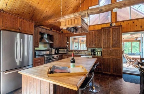 Saint-Raymond Cabin | Chalet w/Pool Table, Fireplace & Hot Tub for Fun