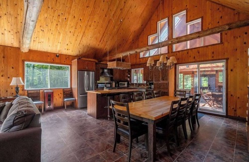 Saint-Raymond Cabin | Chalet w/Pool Table, Fireplace & Hot Tub for Fun