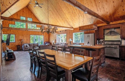 Saint-Raymond Cabin | Chalet w/Pool Table, Fireplace & Hot Tub for Fun
