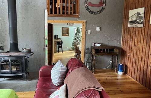 Mont Ste. Marie Ski Chalet | Chalet walk to Ski Hill/Golf/Trails Sleeps 12 5 bedrooms and bunk bed 13 Acres