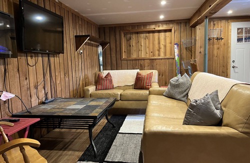 Mont Ste. Marie Ski Chalet | Chalet walk to Ski Hill/Golf/Trails Sleeps 12 5 bedrooms and bunk bed 13 Acres