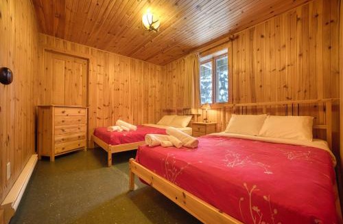 Saint-Paul-de-Montminy Ski Chalet | Chalet Wapiti for 16 Guests, 7 min to SPA, Skiing
