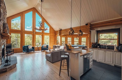 Fiddler Lake Resort Ski Chalet | Chalet White Wolf Spa at Fiddler Lake with Private Spa, Sauna, and Pool