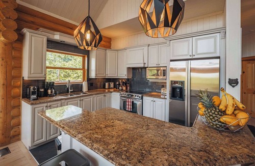 Fiddler Lake Resort Ski Chalet | Chalet White Wolf Spa at Fiddler Lake with Private Spa, Sauna, and Pool