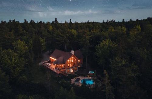 Fiddler Lake Resort Ski Chalet | Chalet White Wolf SPA at Fiddler's Lake