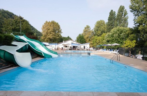 Badefols-sur-Dordogne Ski Chalet | Chalet with Terrace and 2 Bedrooms in Badefols-sur-Dordogne