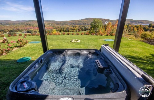 Saint-Jean-de-Matha Ski Chalet | Chalet with fireplace and mountain spa, golf view